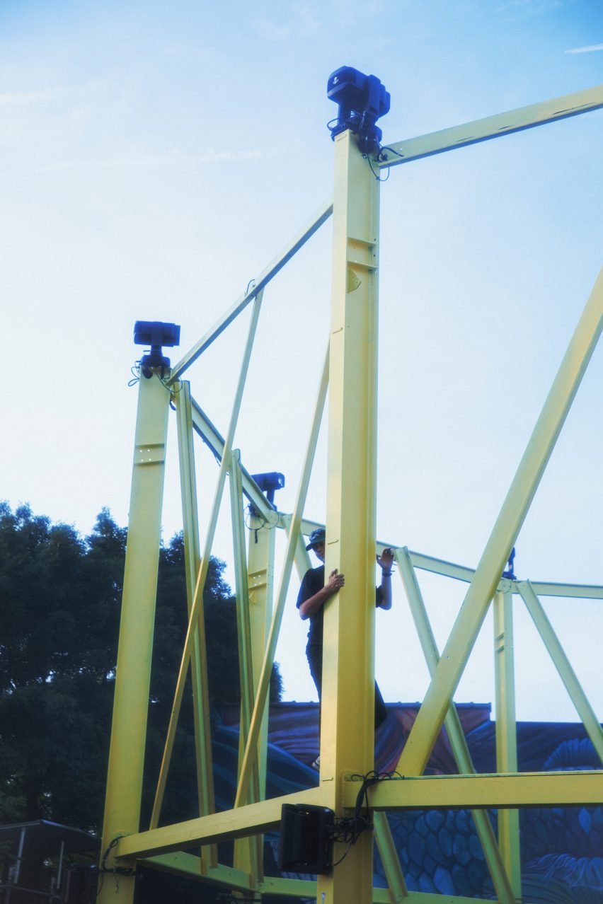 Person climbling steel structure designed by architecture studio Piovenefabi