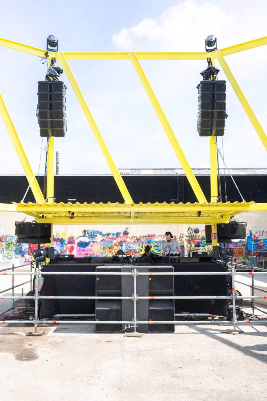 Covered DJ space in the Ring stage Horst