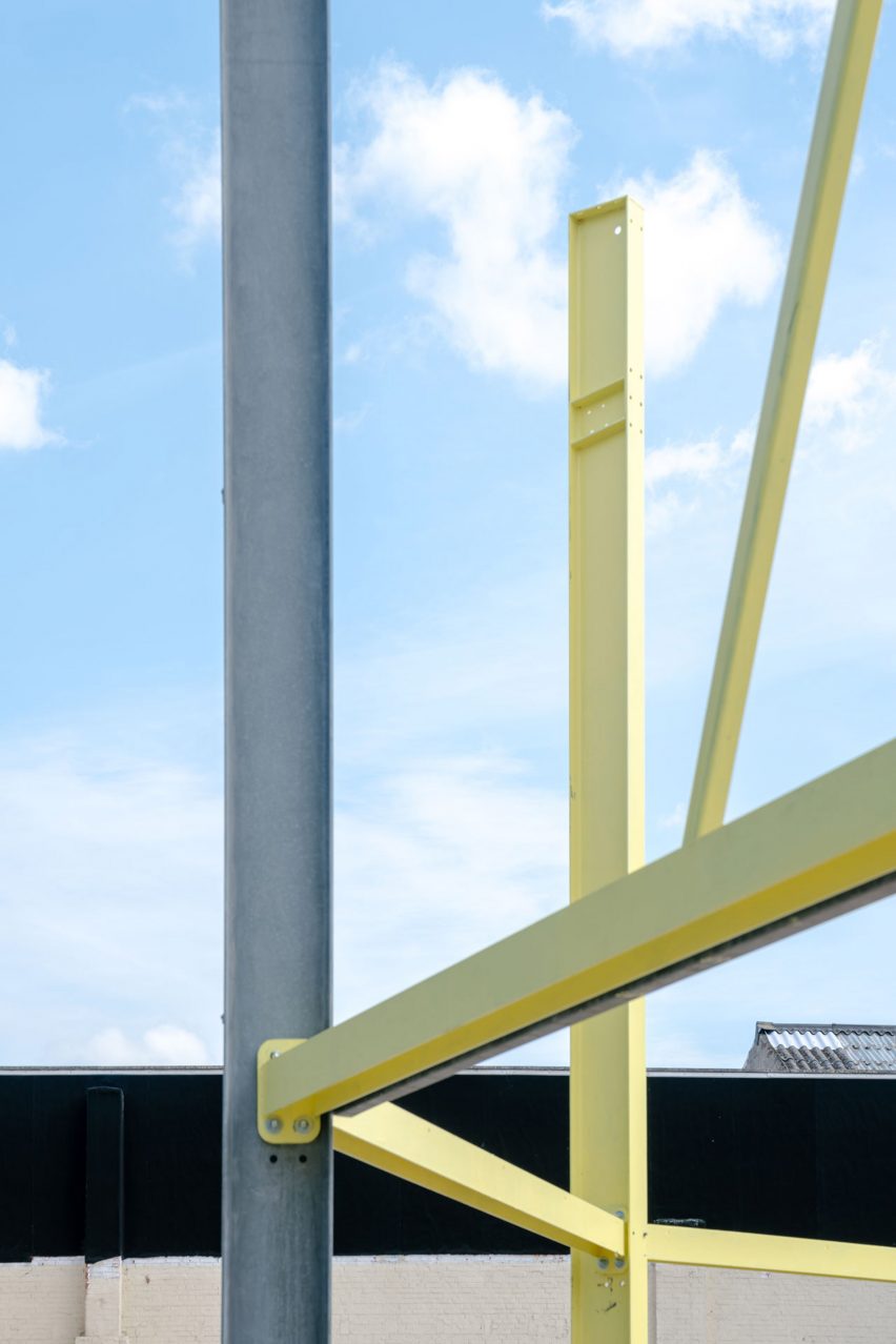 Yellow painted steel beams Horst mainstage