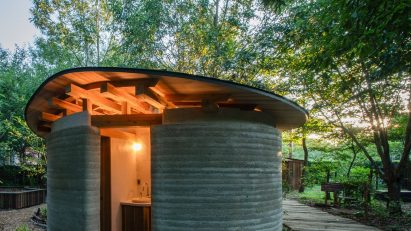 Toiletowa rammed earth toilet Japan
