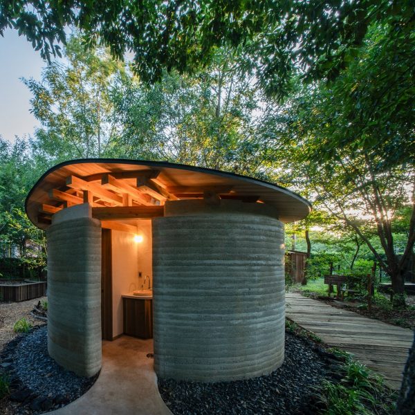Toiletowa rammed earth toilet Japan