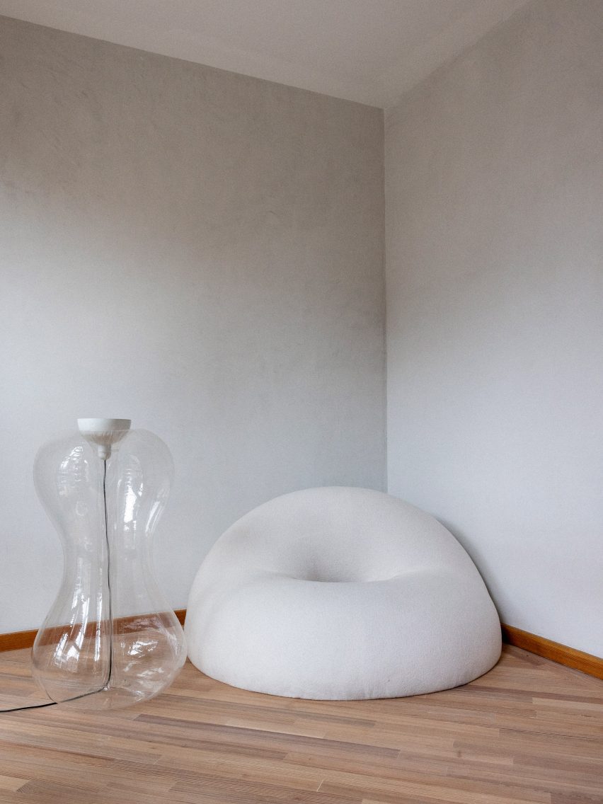 A white fluffy chair