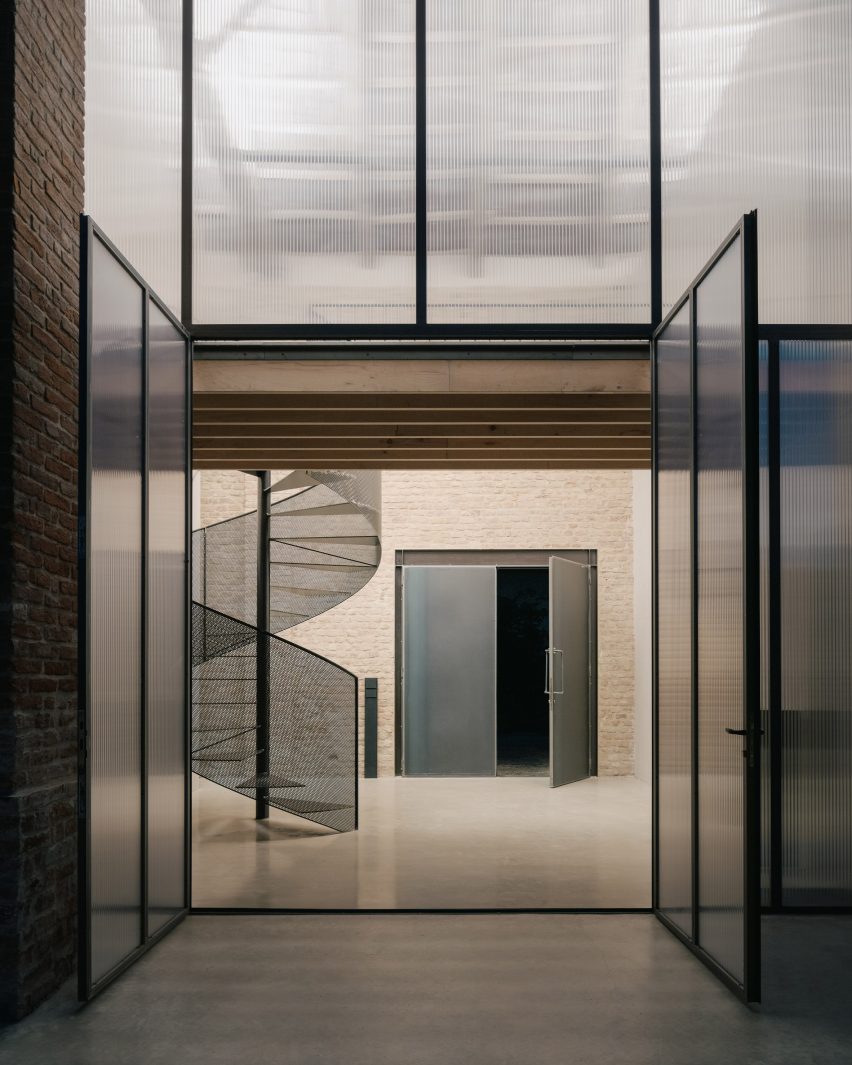 We Rural guesthouse by Archisbang