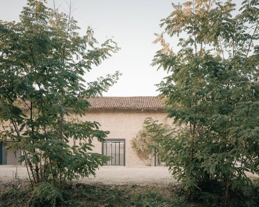 We Rural guesthouse by Archisbang