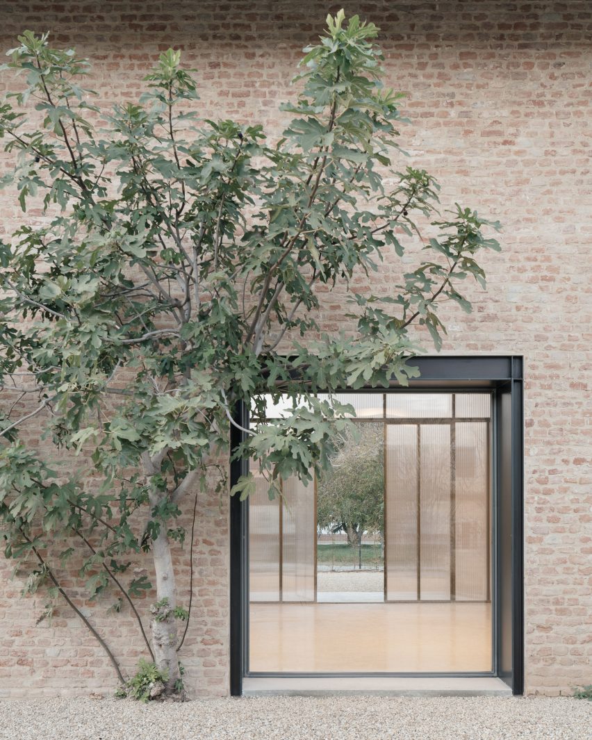 We Rural guesthouse by Archisbang