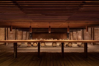 Long table with barrels