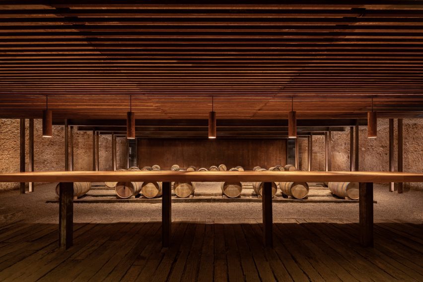 Long table with barrels