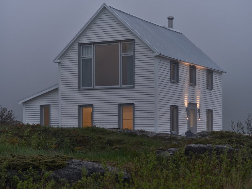 Burdens Point Residence by Reflect Architecture