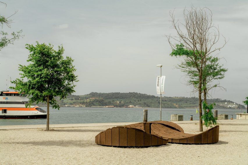 Undulating seat made from dark cork