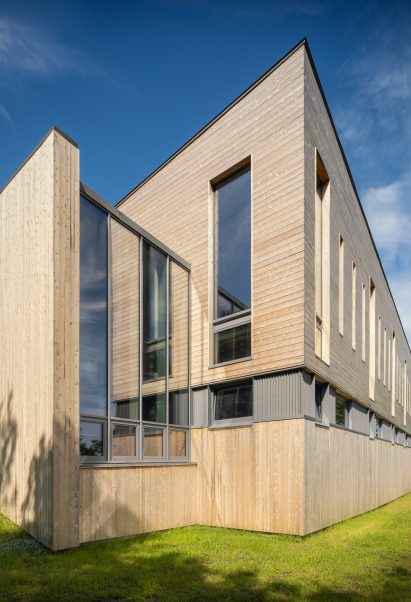 Prism-like building