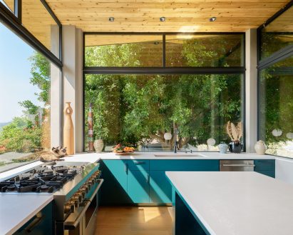 L-shaped volume containing the kitchen