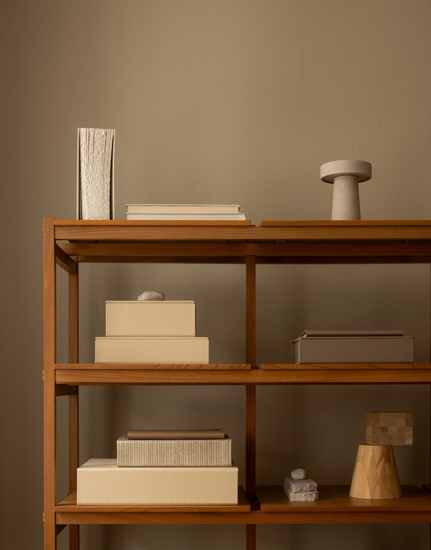 August Sandgren boxes in Enter the Salon