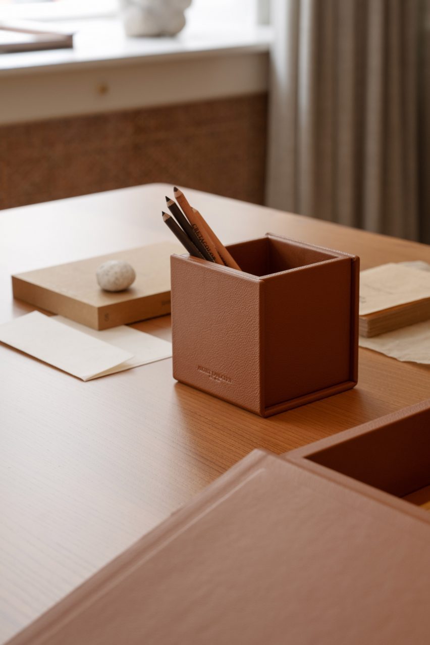 August Sandgren pen pot in Enter the Salon
