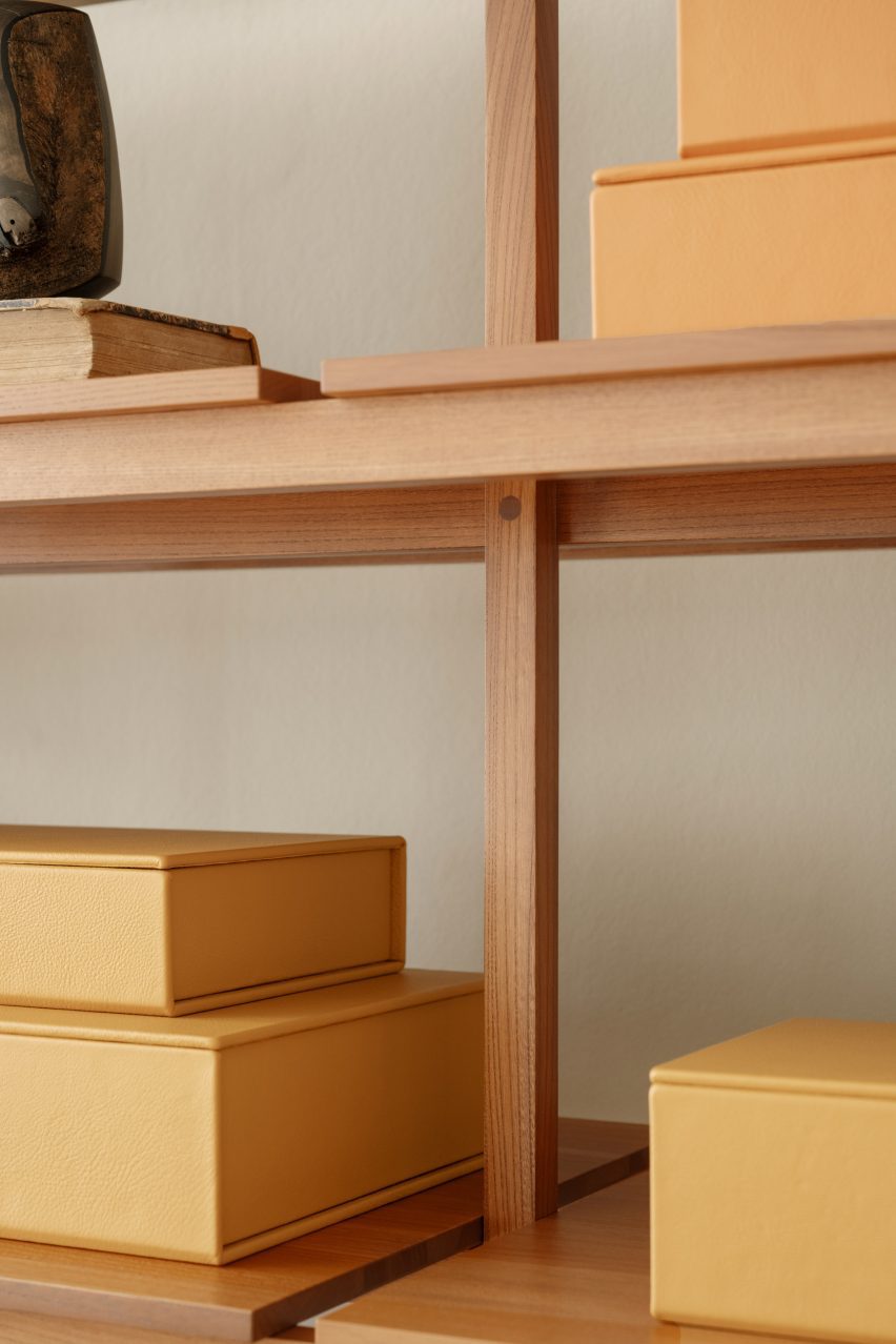 August Sandgren boxes in Enter the Salon