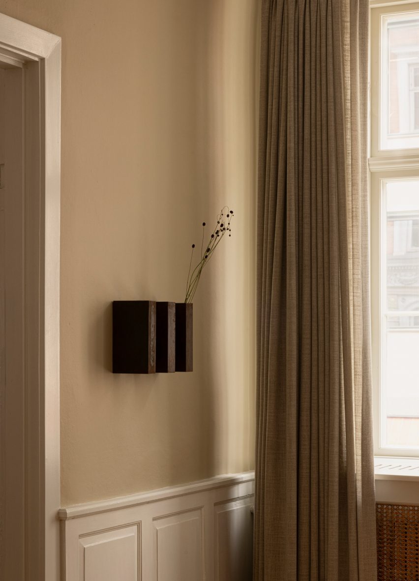 Curtains and wall vase in Enter the Salon