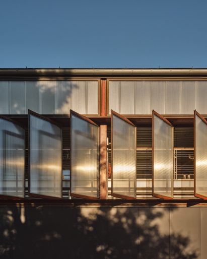 Polycarbonate-glazed windows