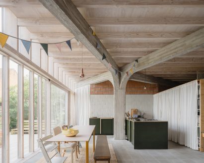 Interior view of garden studio by Atelier Janda Vanderghote