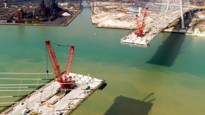 Bridge between canada and Detroit