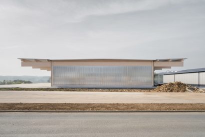 Side view of timber warehouse by Aretz Dürr Architektur