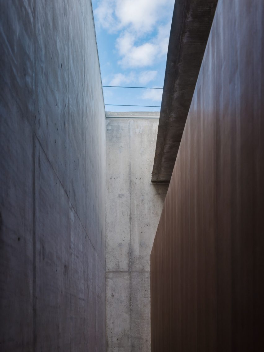 House in Nishizaki by Studio Cochi Architects