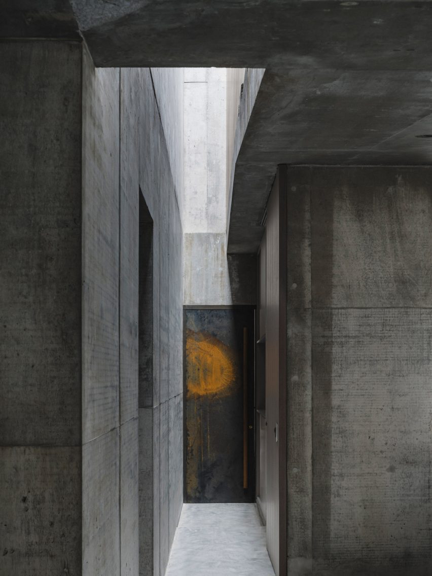 House in Nishizaki by Studio Cochi Architects