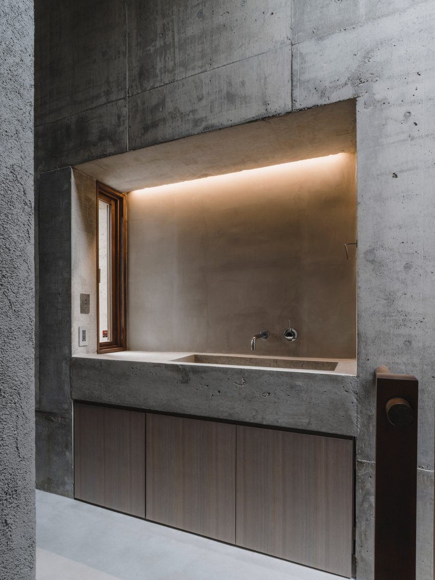 House in Nishizaki by Studio Cochi Architects