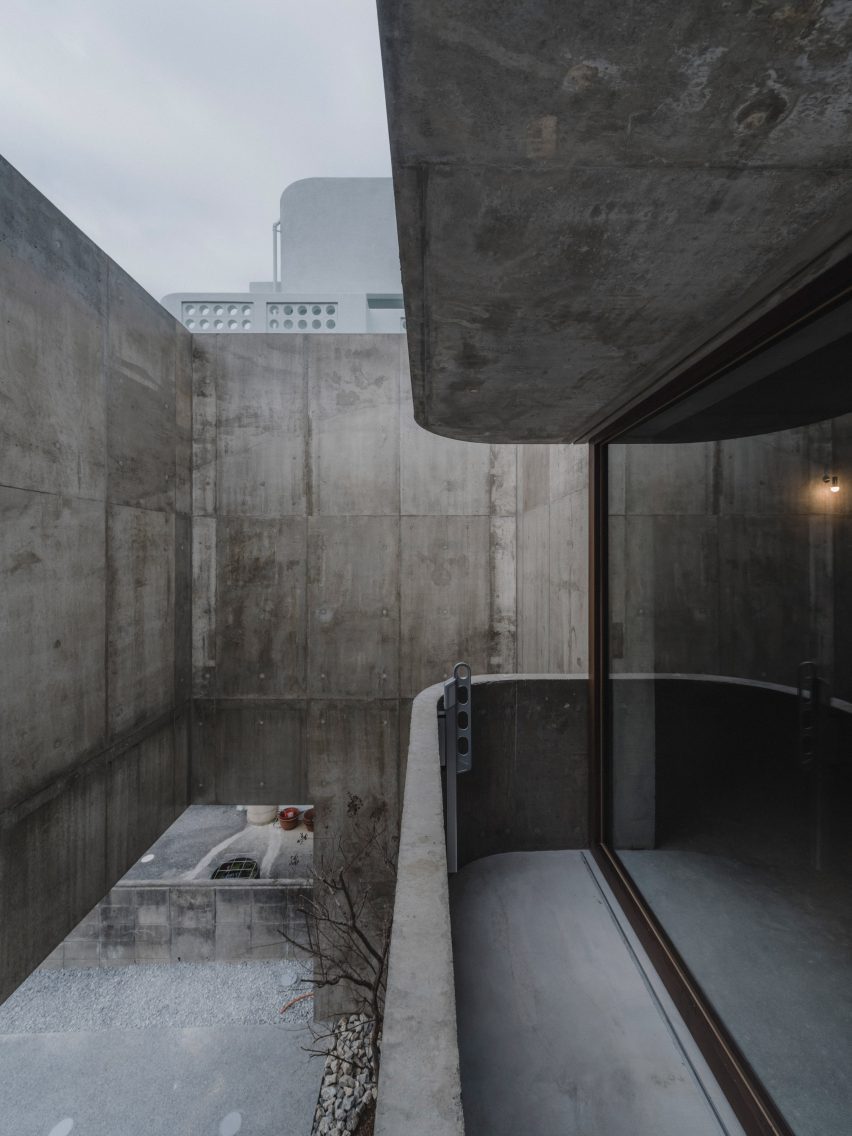 House in Nishizaki by Studio Cochi Architects