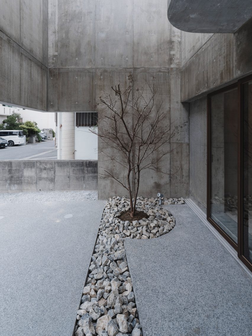 House in Nishizaki by Studio Cochi Architects