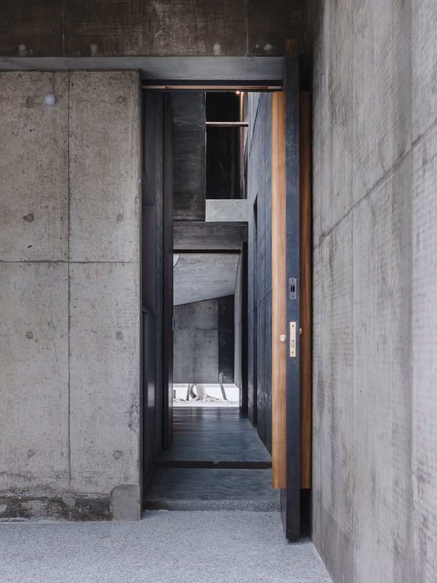 House in Nishizaki by Studio Cochi Architects