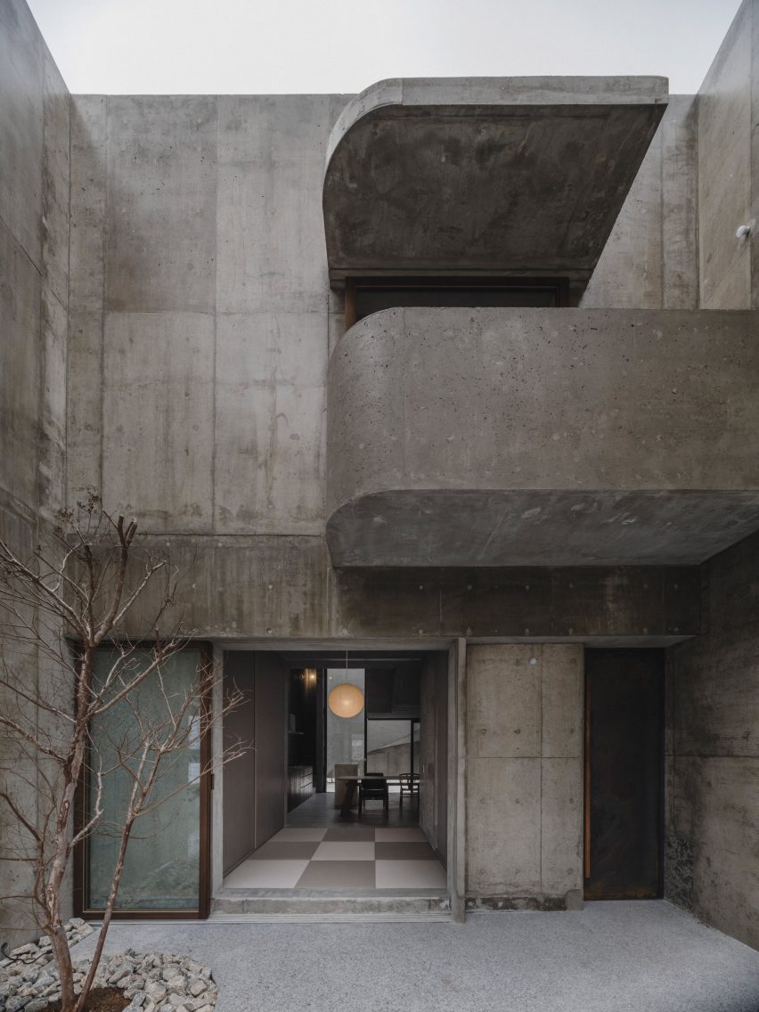 House in Nishizaki by Studio Cochi Architects