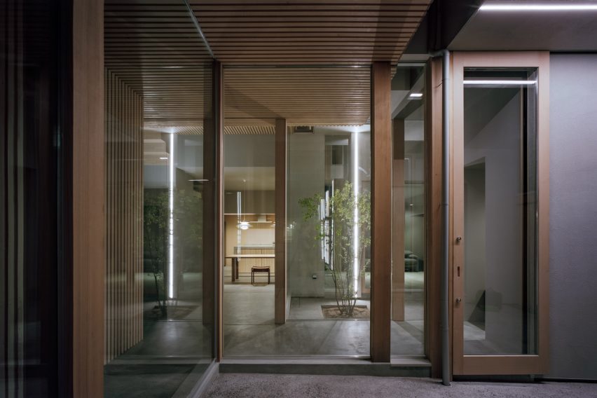 House in Tsurumi-ku by FujiwaraMuro Architects