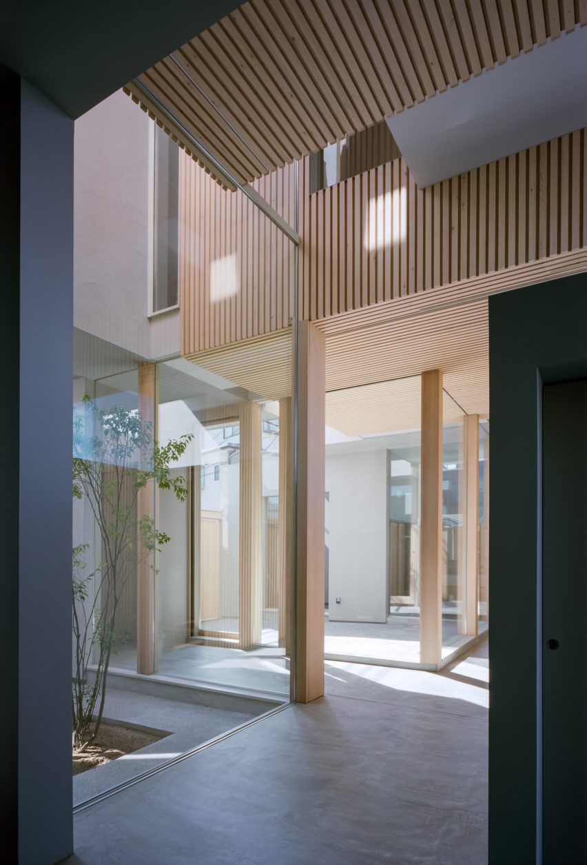 House in Tsurumi-ku by FujiwaraMuro Architects