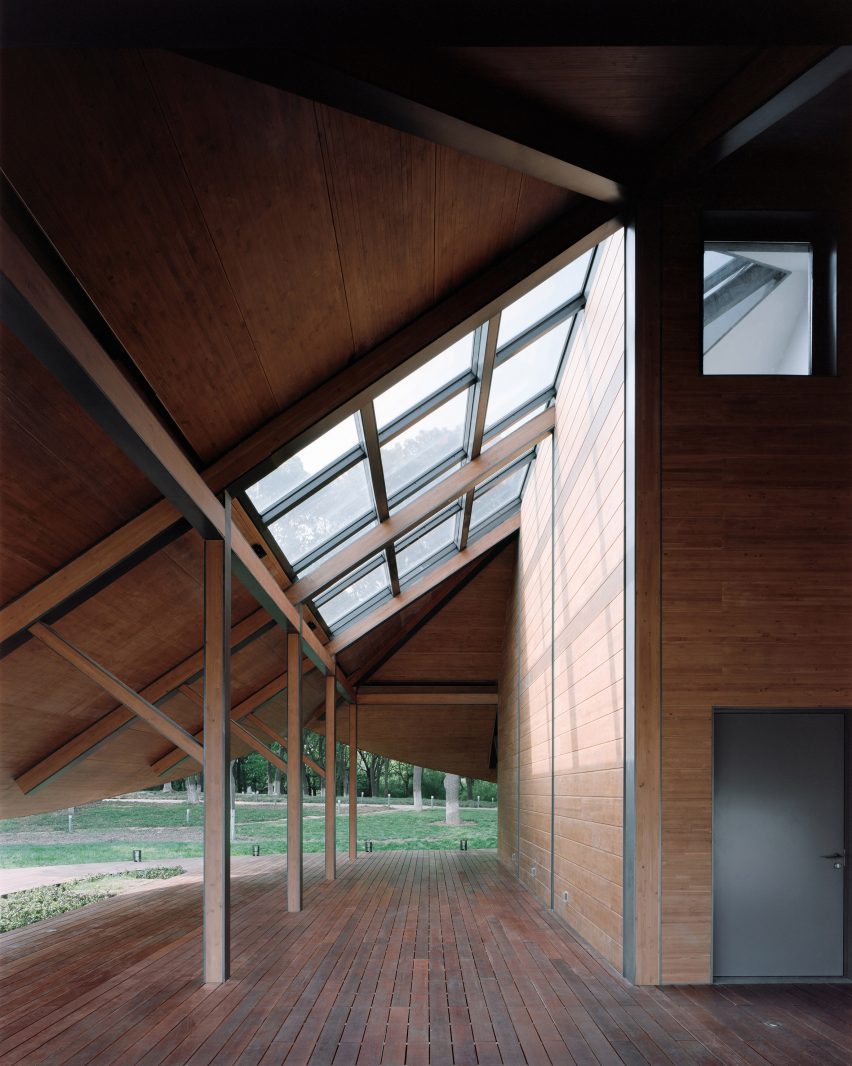 Jinji Lake Pavilion by Galaxy Arch