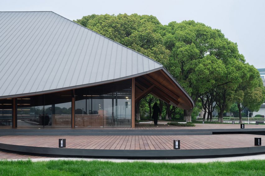 Jinji Lake Pavilion by Galaxy Arch