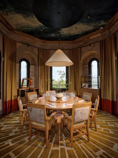 Turret with an eight-seater dining room