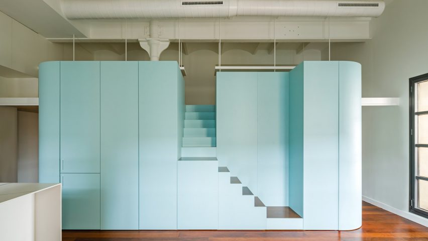 Blue storage unit and space divider in Loft in Poblenou by Neuronalab