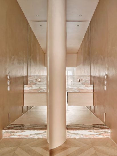 Bathroom interior of Madrid apartment by Lucas y Hernandez Gil
