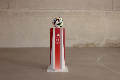 Red matchball plinth 