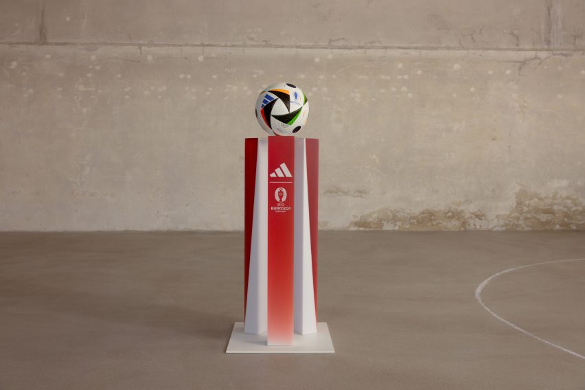 Red matchball plinth