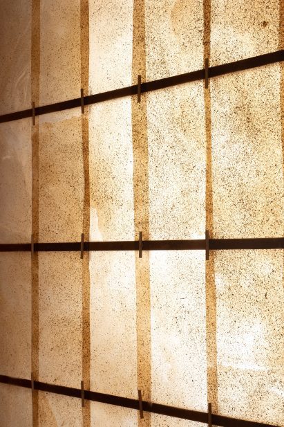 Translucent wood-based biomaterial