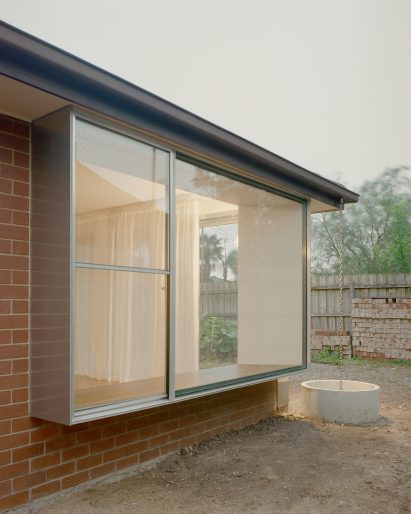 Projecting window box with aluminium finish