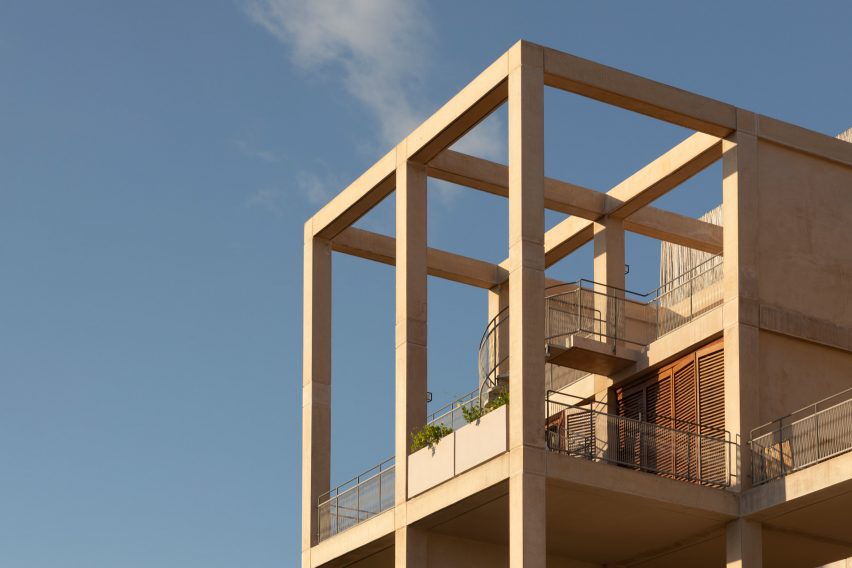 Porch with pergola
