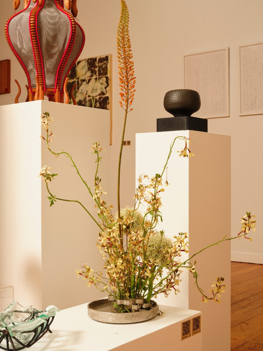 Little jars and vessels on pedestals
