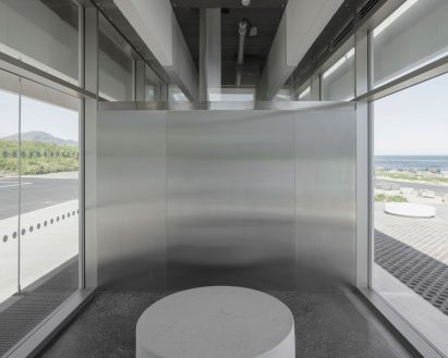 Relaxation space within the Brunstranda Service Building in Norway
