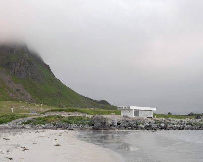 Exterior view of Brunstranda Service Building on Norwegian coast