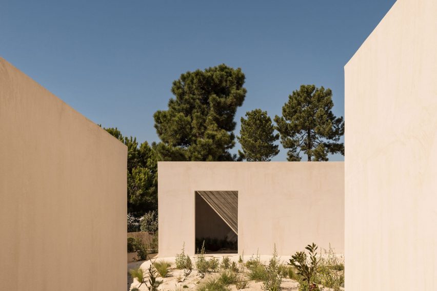 Casa da Encosta by SIA Arquitectura