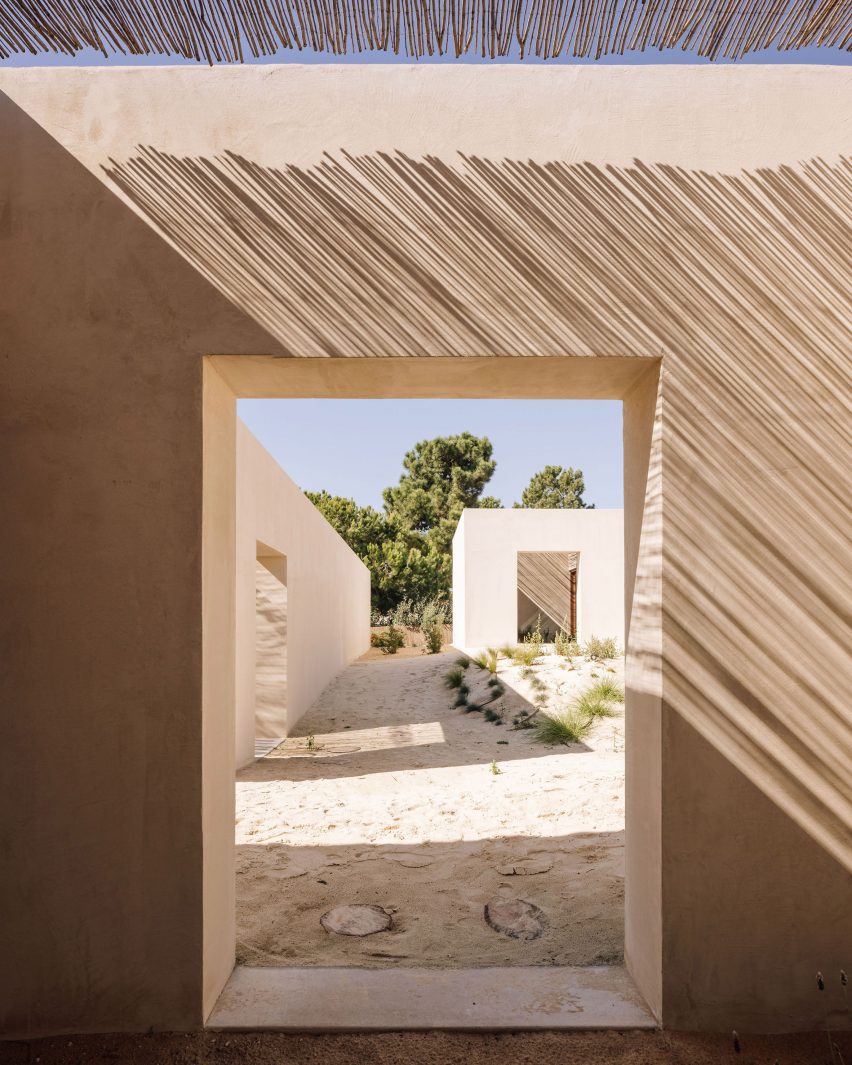 Casa da Encosta by SIA Arquitectura