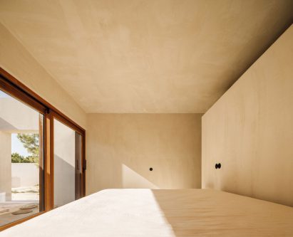 Bedroom interior at home by SIA Arquitectura