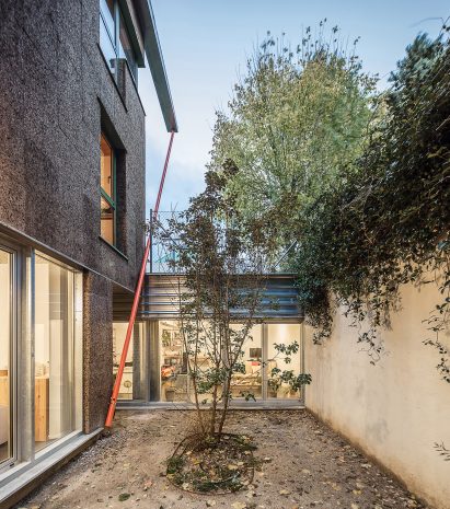 Courtyard of Madrid housing by Núñez Ribot