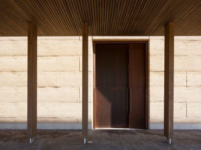 Cement-stabilised rammed earth